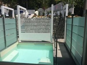 Bazén v ubytování La Pineta Hotel Beach & Spa nebo v jeho okolí