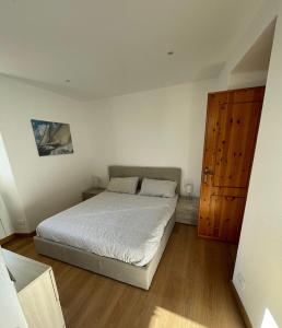 A bed or beds in a room at Appartamento Ca' Baci'