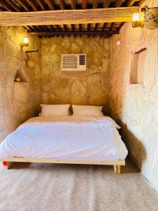 A bed or beds in a room at نزل حارة المسفاة Harit AL Misfah Inn