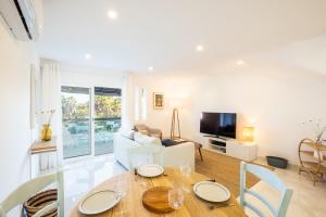 sala de estar con mesa y sofá en Beach Praia - Sleep 5 - Pool - Free wi-fi - Air Con en Albufeira