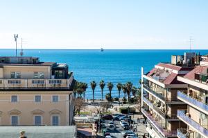 een uitzicht op de oceaan vanuit een gebouw bij Bed and Breakfast Port Inn in Civitavecchia