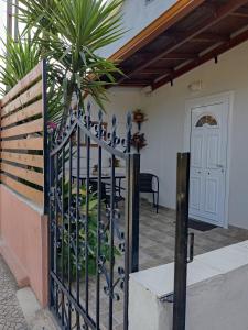 una puerta a una casa con una palmera en Villa Margarita en Limenas