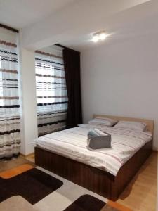 - une chambre avec un grand lit dans l'établissement Iris Vivo Mall, à Cluj-Napoca