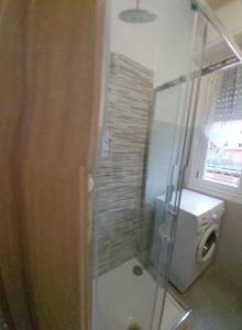ラパッロにあるAppartamento di Enricoのバスルーム(シャワー、トイレ付)、窓が備わります。