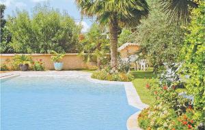 una piscina in un cortile con alberi e fiori di Beautiful Home In St,marcellin Les Vaiso With 2 Bedrooms And Outdoor Swimming Pool a Vaison-la-Romaine