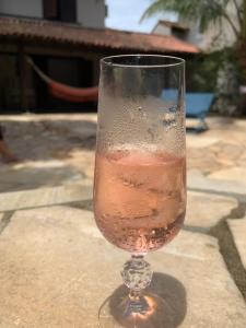 a glass of water sitting on a table at Almas Gêmeas suíte in Angra dos Reis