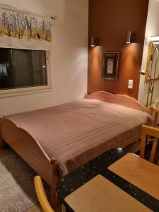 1 dormitorio con 1 cama, ventana y mesa en Apartment Oulu Varjakka, en Oulunsalo