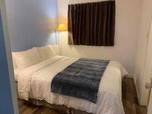 Letto o letti in una camera di Swiss Sunset Inn