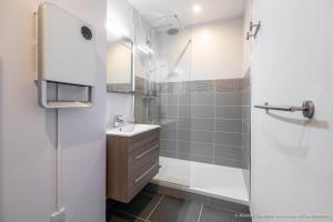 a bathroom with a sink and a shower at Le BLUE BAY--T2--TOUT CONFORT--HYPER CENTRE--WIFI in Tarbes +8 photos