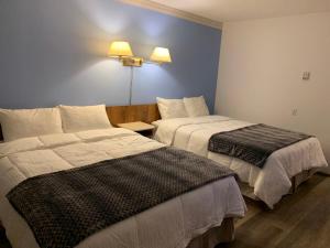 Letto o letti in una camera di Swiss Sunset Inn