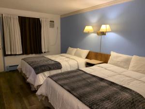 Voodi või voodid majutusasutuse Swiss Sunset Inn toas
