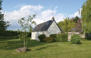 ソミュールにあるGorgeous Home In Saumur With Wifiの庭木のある小さな白い家
