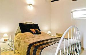 ソミュールにあるGorgeous Home In Saumur With Wifiのベッドルーム(白いベッド、ストライプ毛布付)