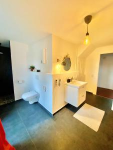 La salle de bains est pourvue de toilettes blanches et d'un lavabo. dans l'établissement Get-your-flat - Mansard-Wohnung in Villa 3 Zr Kü Bad, 85 m2, bis 4 Gäste , Haustier auf Anfrage - ruhig & naturnah - TOP, à Hagen