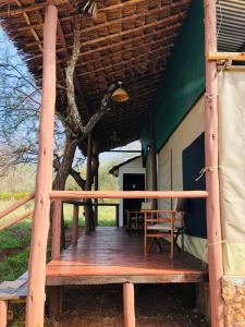 Un balcón o terraza de Oldonyo Orok Lodge