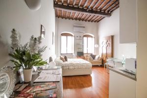 uma grande sala de estar com uma cama e uma cozinha em La Corte Del Re Suite & Rooms Arezzo em Arezzo mais 201 fotografias