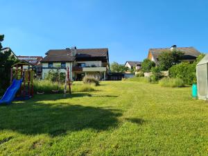 un patio con parque infantil y una casa en Piratenbucht am Brombachsee en Pleinfeld