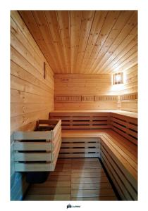 een sauna met houten wanden en een houten plafond bij Posterunek Wiżajny in Wiżajny