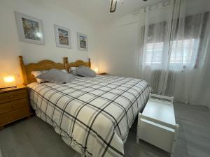 Un dormitorio con una cama grande y una ventana en Hervas Centro Apartamento IDEAL FAMILIAS 6 adultos y 2 niños-, en Hervás