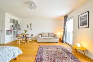 ein Wohnzimmer mit einem Sofa und einem Tisch in der Unterkunft III Vienna Design Apartment III in Wien