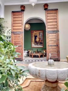 een woonkamer met een fontein in het midden van een kamer bij Riad Dar Chacha in Marrakesh