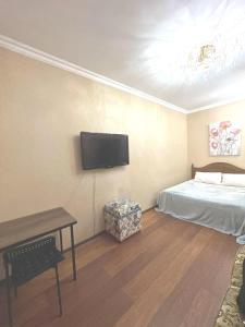 ポルタヴァにあるApartment on Pushkina 23のベッドルーム1室(ベッド1台、壁掛けテレビ付)