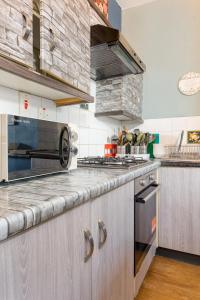 A kitchen or kitchenette at Russell Scott Backpackers - Sheffield