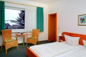 Rúm í herbergi á Hotel-Pension Bergkranz