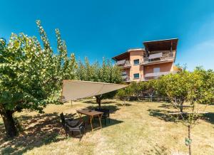 stół i krzesła na dziedzińcu z budynkiem w obiekcie B&B Il Giardino di Gabri w Rzymie