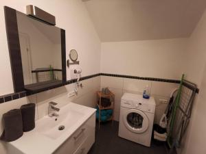 ein Badezimmer mit einer Waschmaschine und einem Waschbecken in der Unterkunft Appartement Lifestyle in Ehrwald