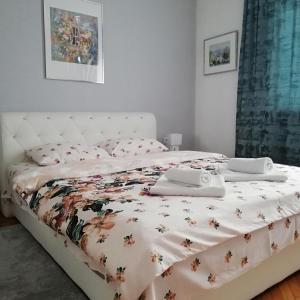 - un lit avec 2 serviettes blanches dans l'établissement Apartman Sanja, à Banja Luka