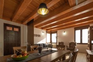 ein Esszimmer mit einem Tisch und einer Obstschale darauf in der Unterkunft Casa Calero in Vezdemarbán