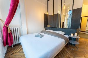 Giường trong phòng chung tại Jacuzzi-Nice quartier des musiciens-Loft