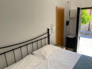 Schlafzimmer mit einem Bett und einer Glasschiebetür in der Unterkunft Stanza per 2 persone da Antonio in Parghelia