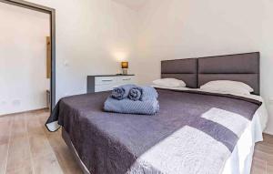 um quarto com uma cama grande com duas toalhas em Apartments EDEN em Sisan