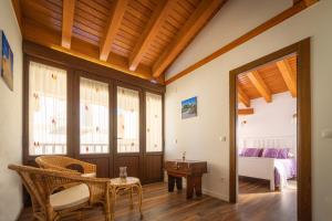 ein Wohnzimmer mit Tisch und Bett in der Unterkunft Casa Calero in Vezdemarbán