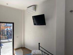 TV a/nebo společenská místnost v ubytování Stanza per 2 persone da Antonio