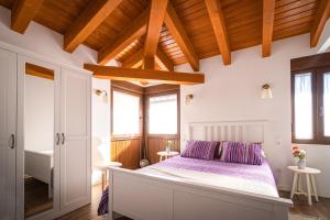 a bedroom with a large bed with purple sheets at Casa Calero in Vezdemarbán