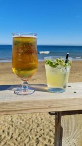 una bebida y una ensalada en una mesa en la playa en Isle of Wight Chalet, en Sandown