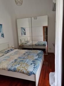 una camera con due letti e uno specchio di MiMì Luxury Home a Catania