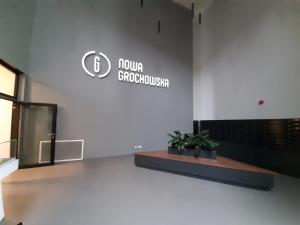 un vestíbulo de un edificio con un cartel en la pared en Apartament Pianista, en Varsovia