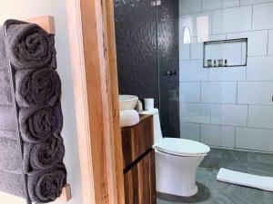 Koupelna v ubytování Begonias Loft + 49 fotografií