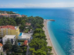 uma vista aérea de uma praia e do oceano em Private seaside Morska Villa with pool in Baška Voda, Dalmatia, Croatia em Baska Voda