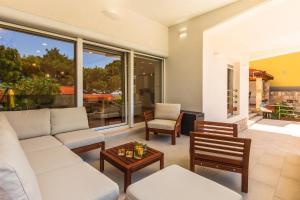 Posedenie v ubytovaní Private seaside Morska Villa with pool in Baška Voda, Dalmatia, Croatia