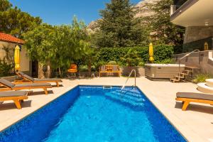 Bazén v ubytovaní Private seaside Morska Villa with pool in Baška Voda, Dalmatia, Croatia alebo v jeho blízkosti