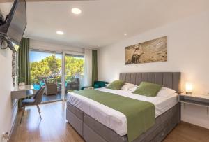 Posteľ alebo postele v izbe v ubytovaní Private seaside Morska Villa with pool in Baška Voda, Dalmatia, Croatia