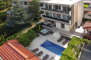 Bazén v ubytovaní Private seaside Morska Villa with pool in Baška Voda, Dalmatia, Croatia alebo v jeho blízkosti