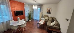 Televízia a/alebo spoločenská miestnosť v ubytovaní Apartament blisko trasy S3