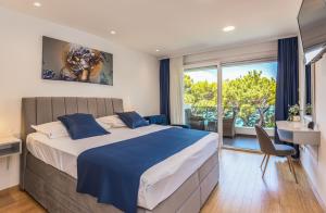 Posteľ alebo postele v izbe v ubytovaní Private seaside Morska Villa with pool in Baška Voda, Dalmatia, Croatia