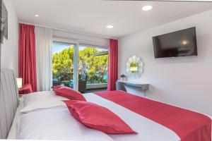 Posteľ alebo postele v izbe v ubytovaní Private seaside Morska Villa with pool in Baška Voda, Dalmatia, Croatia